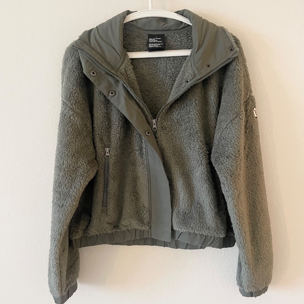 Vuori women's Cozy Sherpa Jacket Green Size Medium NWOT - Picture 8 of 14
